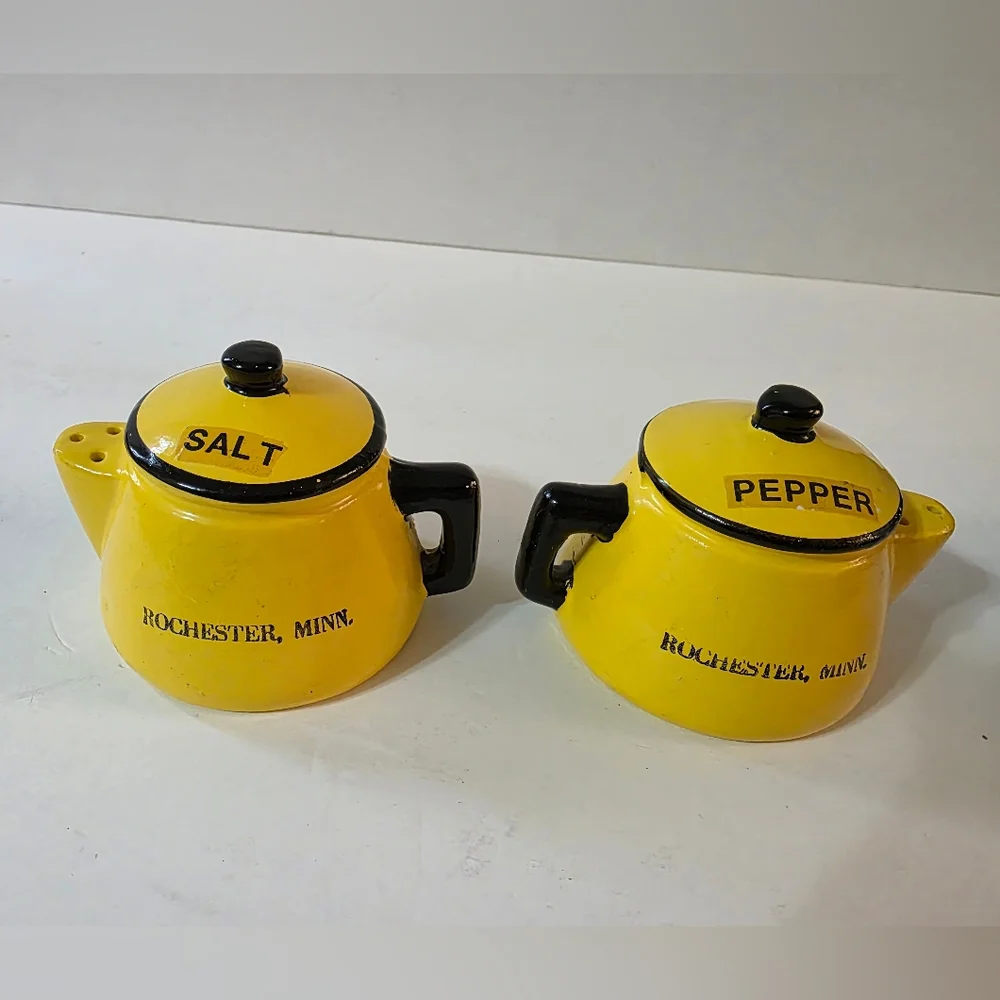 Vtg Tea Kettle Salt And Pepper Shaker Set